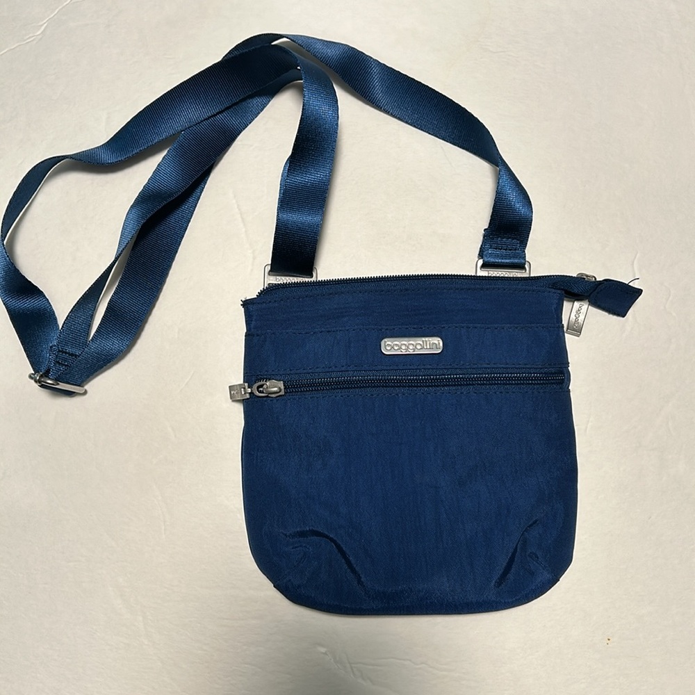 Baggallini blue crossbody bag
